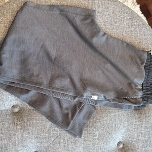 Vuori womens jogger in gray